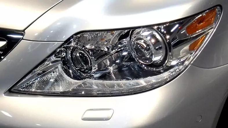 Headlight restoration Headlight-restoration service